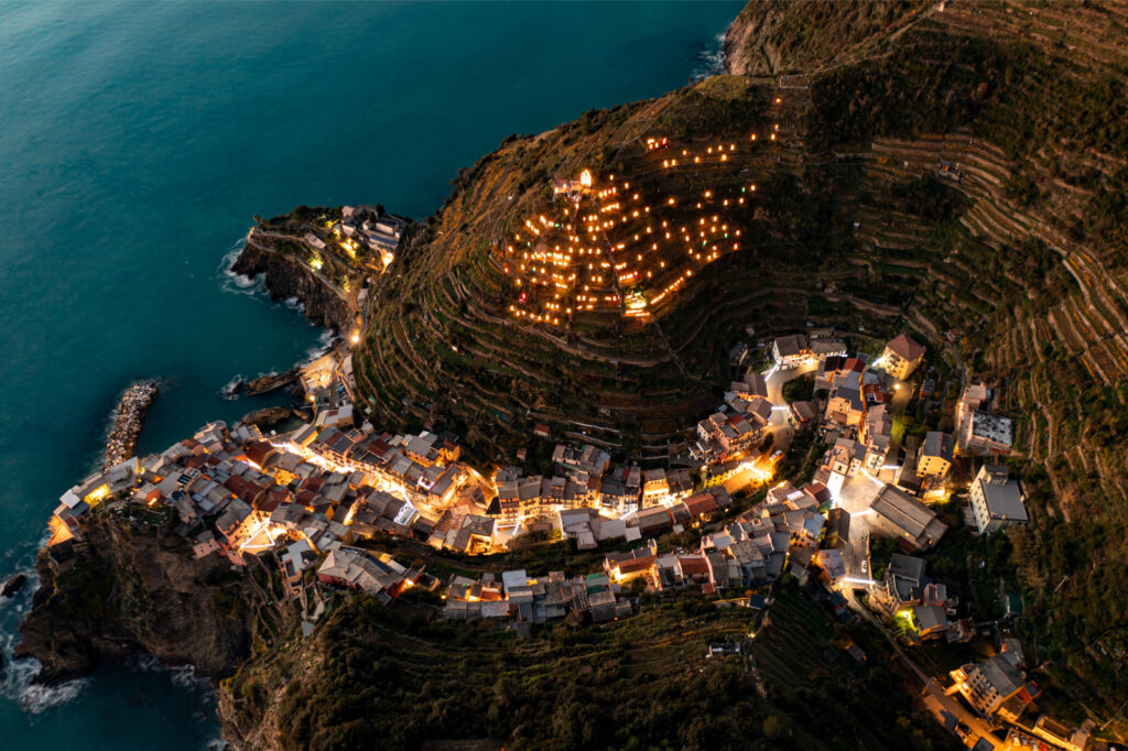 Manarola accende il suo Presepe Luminoso: il 7 dicembre 2025 torna l’opera di luce più amata delle Cinque Terre