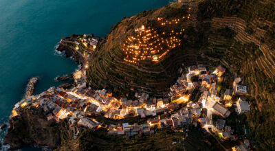 Manarola accende il suo Presepe Luminoso: il 7 dicembre 2025 torna l’opera di luce più amata delle Cinque Terre